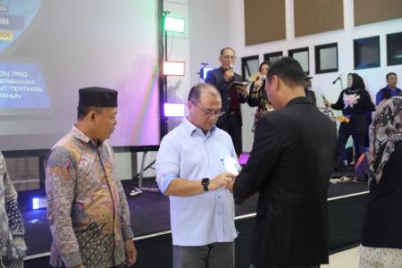 Erzaldi Rosman Dinobatkan sebagai Tokoh Terbaik Pendukung Otomotif Bangka Belitung