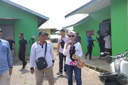 Melati Yakinkan Petani Kayu Putih Bisa Memajukan Ekonomi Buding