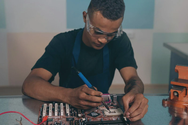 Uni Eropa Tunda Sanksi Pemasok Chip China Terbaru demi Amankan Produksi 2026